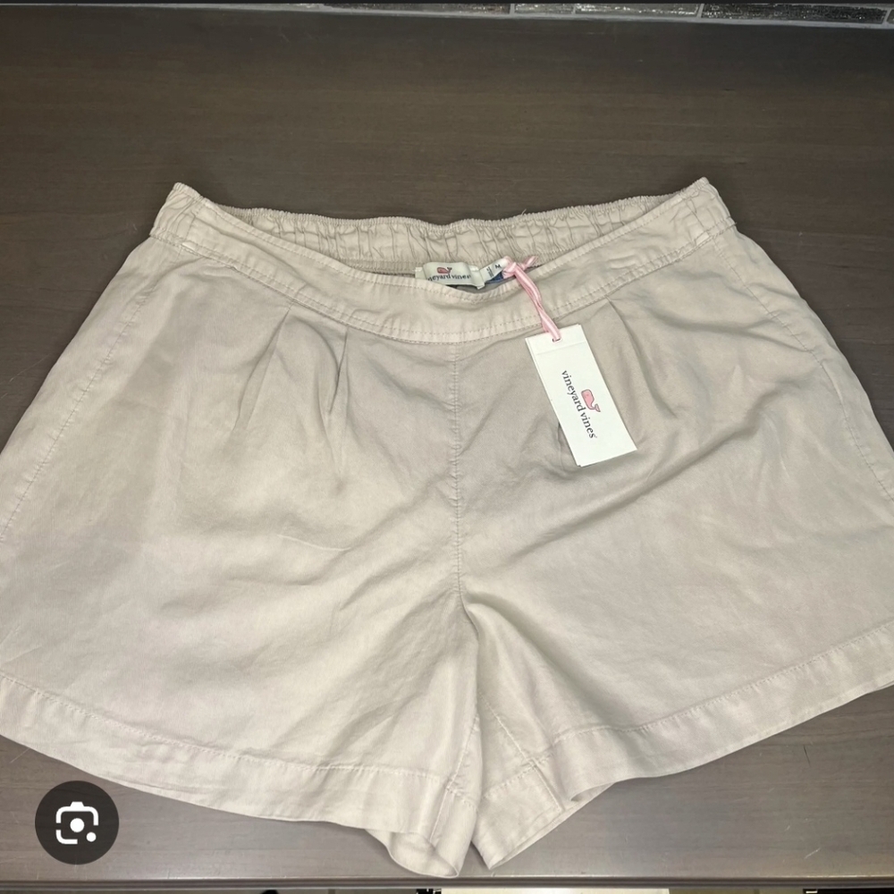 Vineyard Vines Women's Khaki Pleated Pull-On Shorts